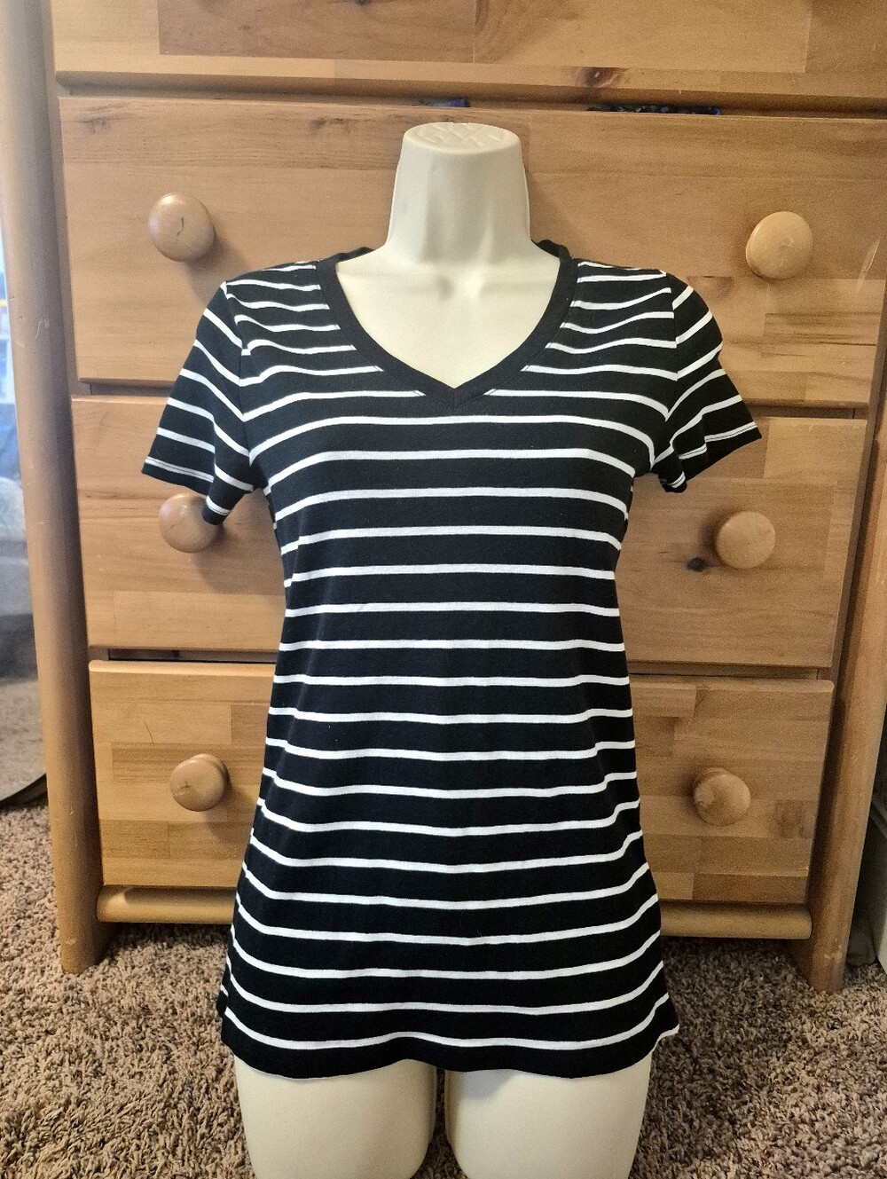 Merona Ultimate Tee Black & White Striped V‑Neck Short Sleeve Tee Size Small